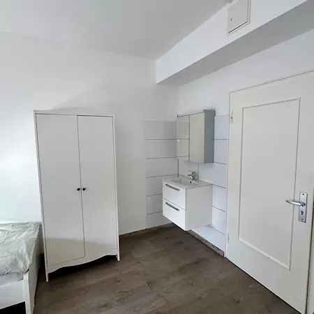 Doppelzimmer Im Monteurhaus Gemeinschaftsbad Und -kueche Vendégház *